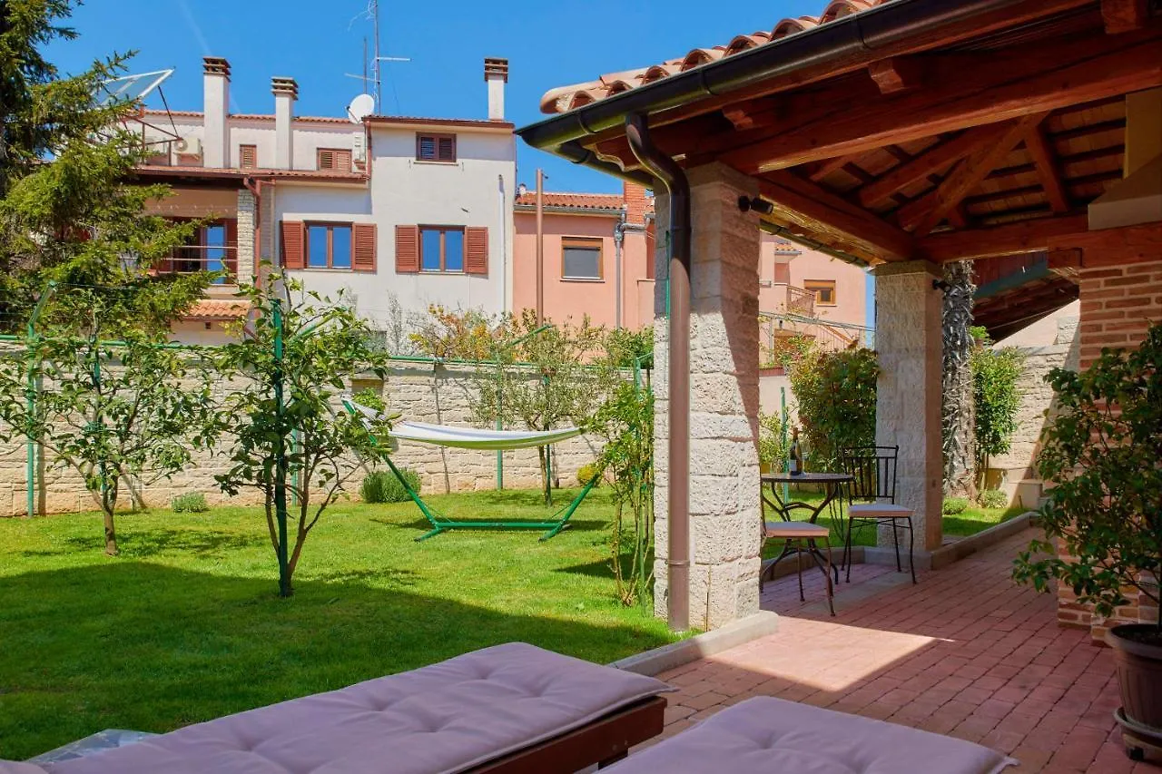 Holiday House Arena Pula 0*,